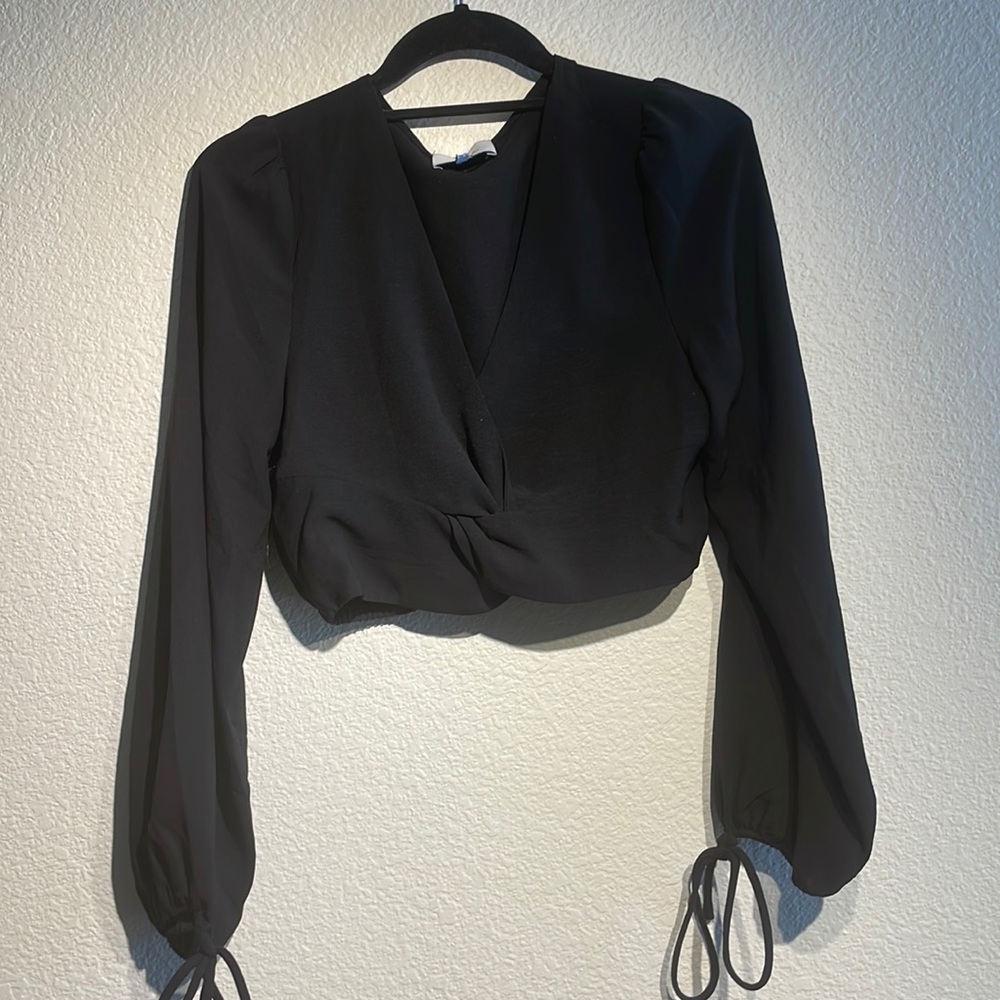 low v cropped long sleeve top